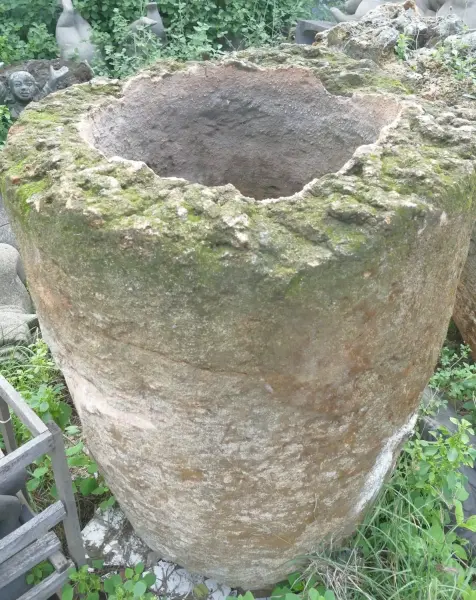 Artikelbild 11 des Artikels “Der Islandtopf ist aus Kalkstein gefertigt und stammt von der Küste Indonesiens. Er ist etwa 120 cm hoch und 83 cm tief. “